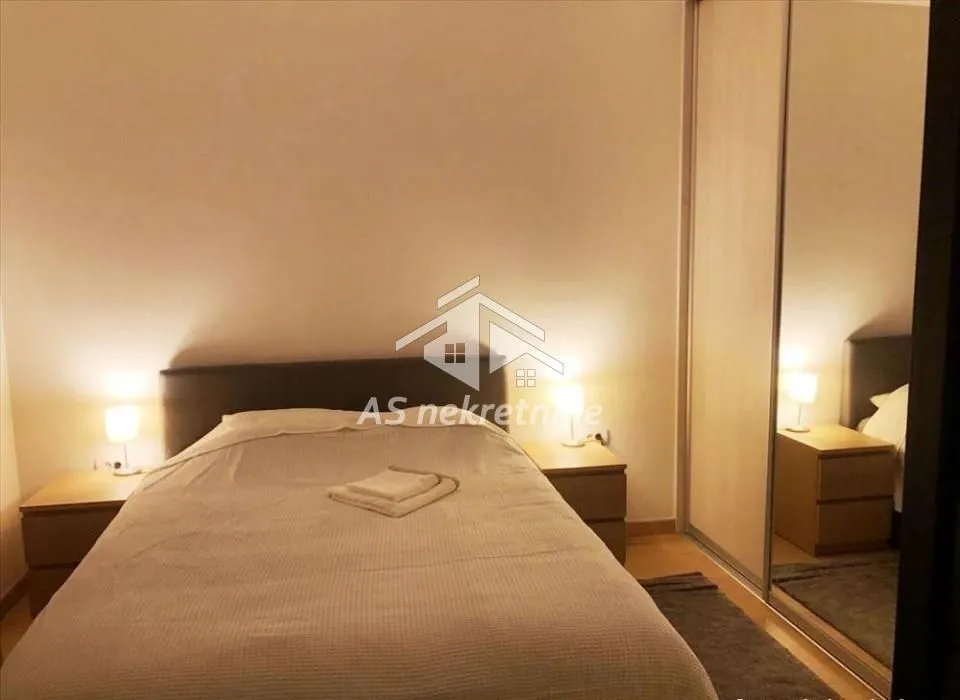 Izdavanje, trosoban stan, 68m², Vračar Sve Podlokacije, Beograd