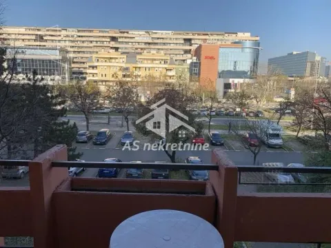 Pogled sa terase na parking i okolne zgrade. - image 18