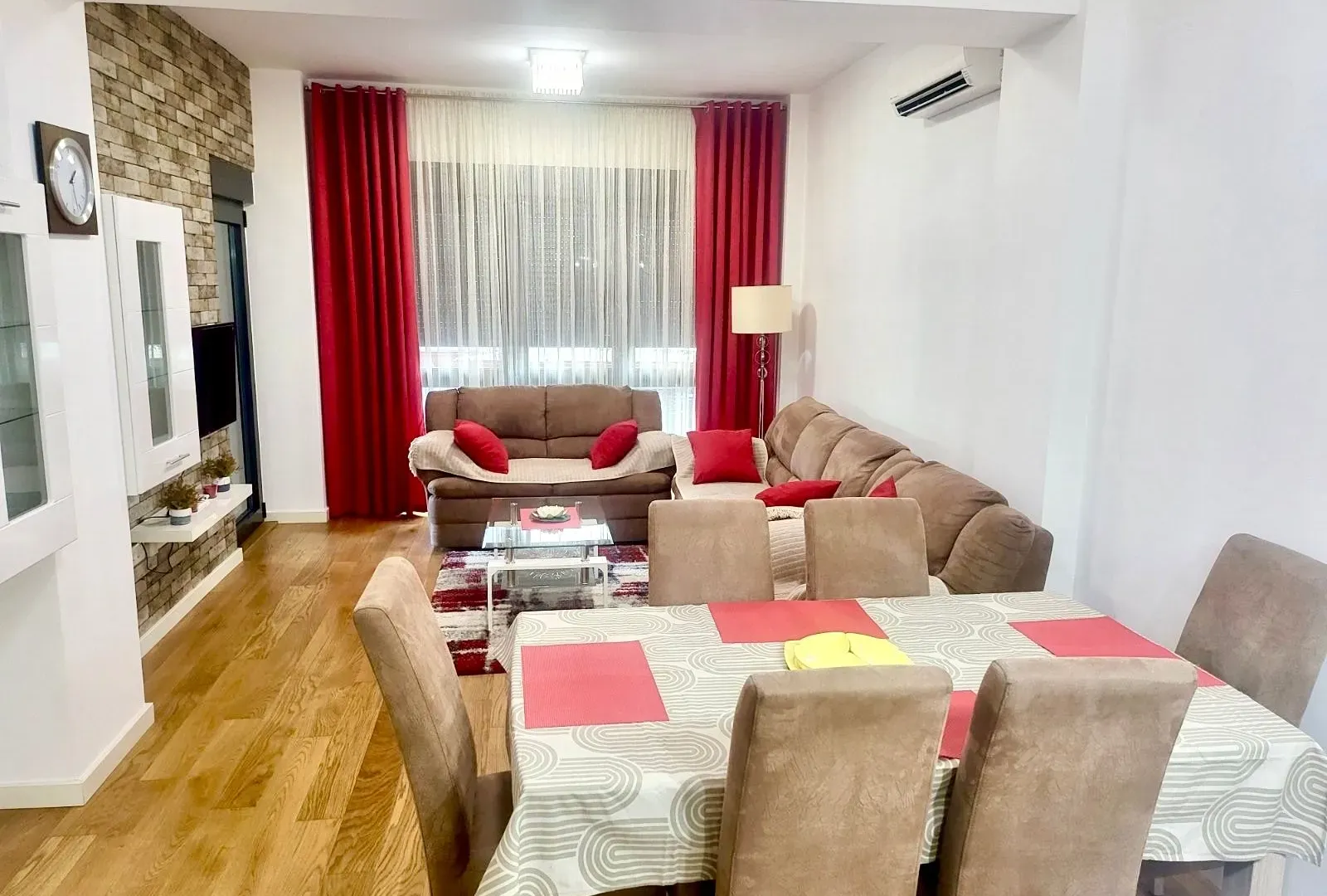 Izdavanje, dvosoban stan, 78m², Centar, Podgorica