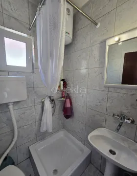 Manje kupatilo sa tuš kabinom, umivaonikom i prozorom. - image 8