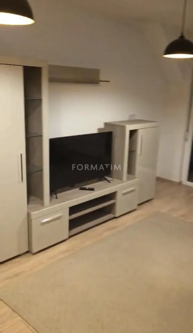 Dnevna soba sa TV komodom i televizorom.