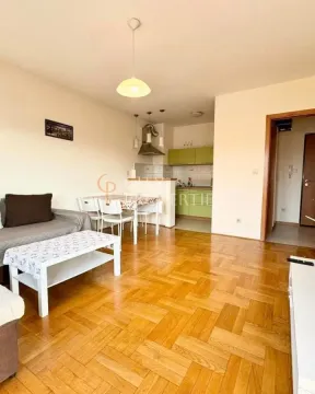 Dnevna soba sa trpezarijom i otvorenim pogledom ka kuhinji. - image 4