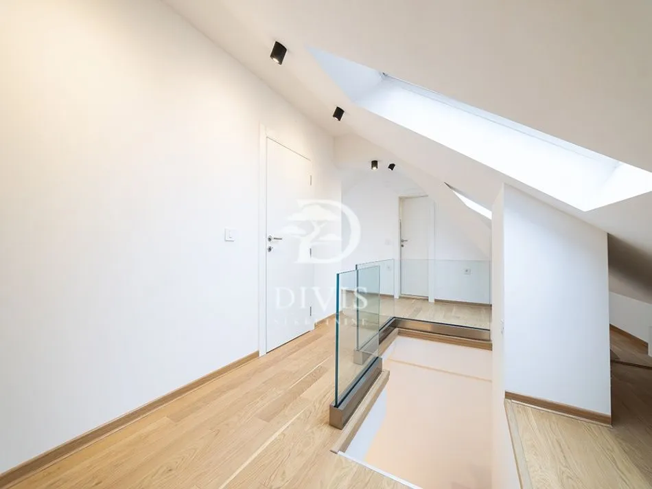 Prodaja, četvorosoban stan, 131m², Stari Grad, Beograd