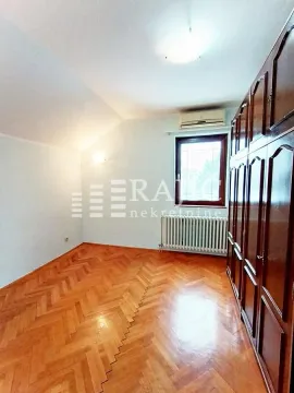 Empty bedroom with wooden wardrobe and parquet flooring. - image 10