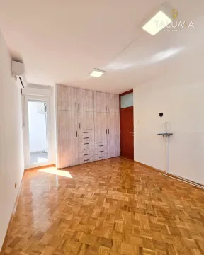 Prazna soba sa ugradnim ormarom, parketom i izlazom na balkon. - image 3