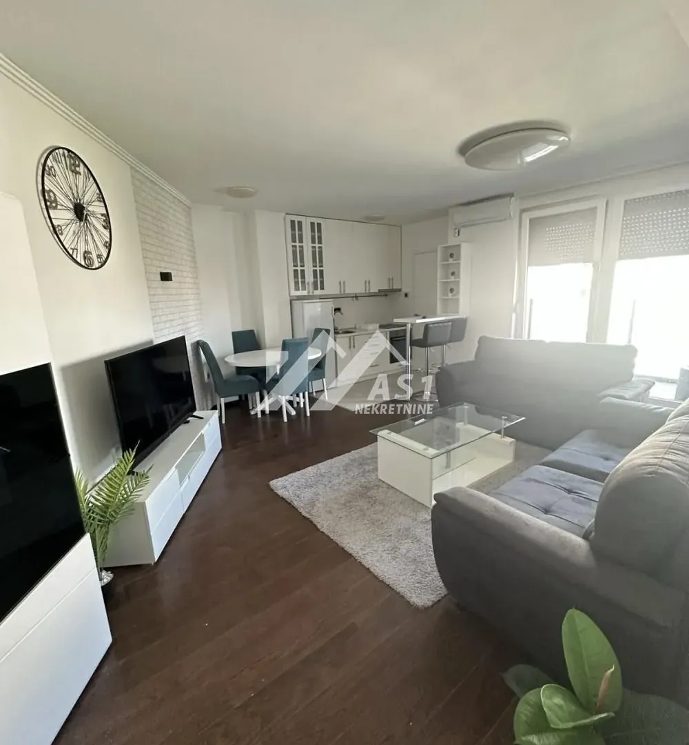 Izdavanje, trosoban stan, 76m², Adamovićevo Naselje, Novi Sad Sve Podlokacije