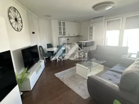 Stan in Adamovićevo Naselje