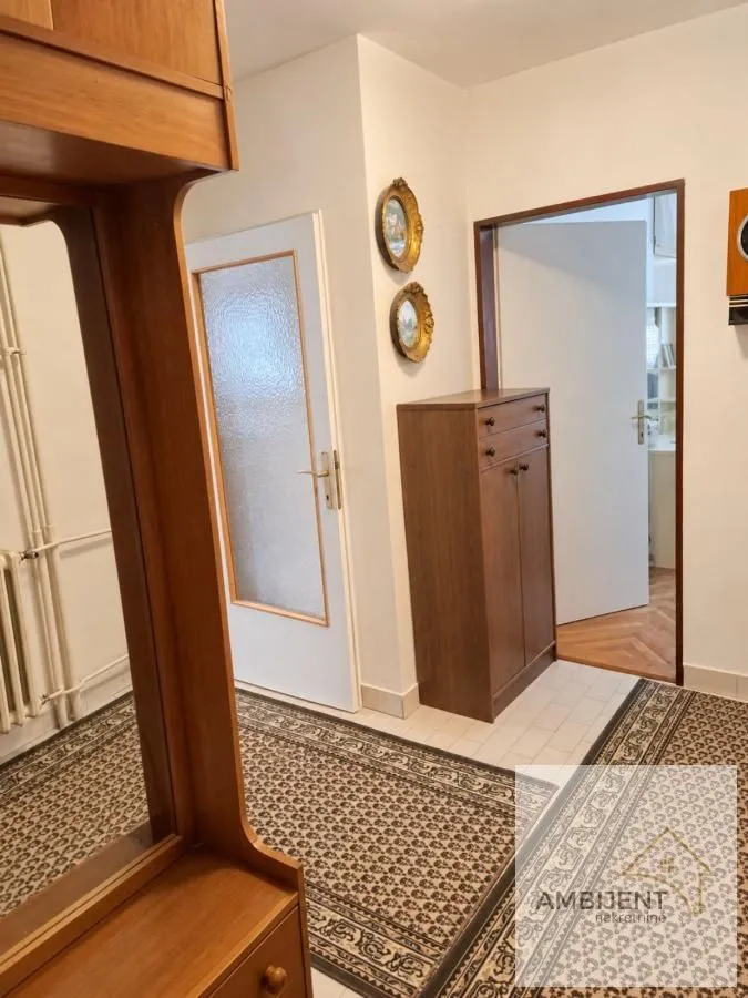 Prodaja, dvosoban stan, 64m², Centar, Inđija