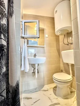 Manje kupatilo sa lavaboom, wc šoljom i bojlerom. - image 3