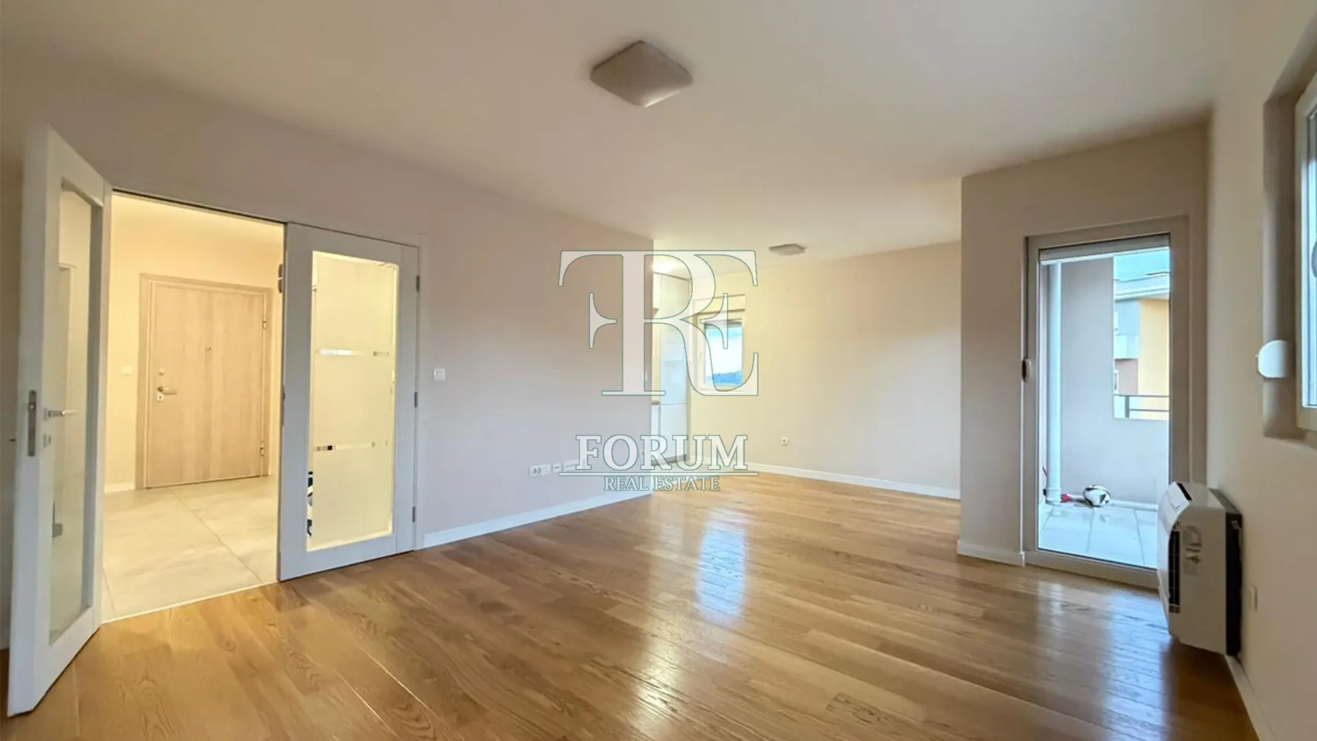 Izdavanje, trosoban stan, 97m², Central Point, Podgorica