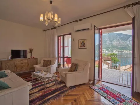 Sale, two bedroom apartment, 110m², Dobrota, Kotor