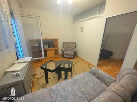 Living room with sofa set, coffee table and parquet flooring. - image 10