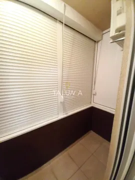 Zastakljeni balkon sa roletnama i pločicama na podu. - image 7