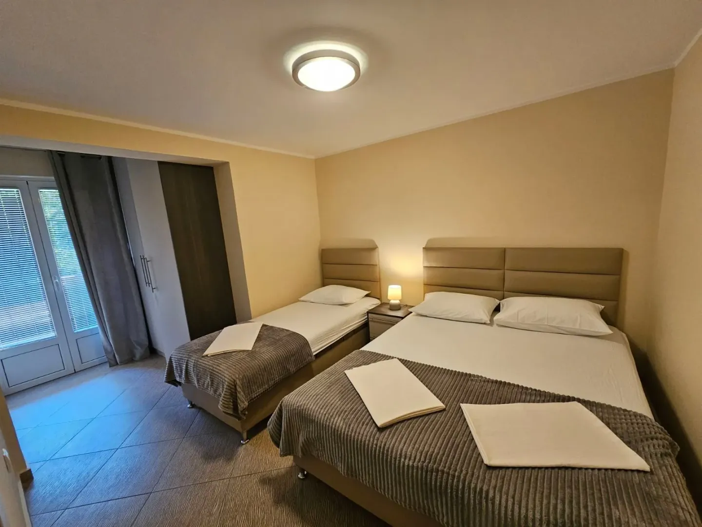 Izdavanje, dvosoban stan, 55m², Bečići, Budva
