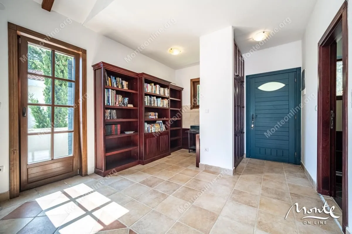 Prodaja, dvosoban stan, 92m², Kostanjica, Kotor