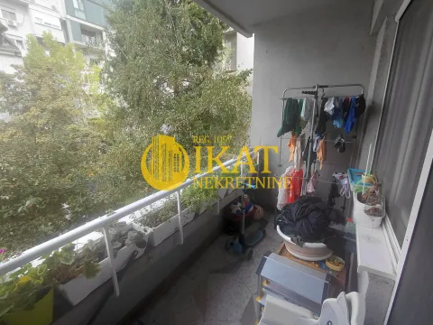 Natkrivena terasa sa sušilicom za veš i pogledom na zelenilo. - image 13