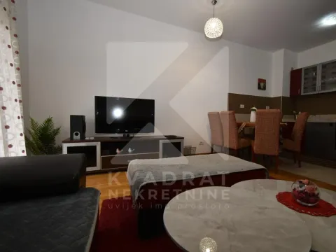 Dnevni boravak sa garniturom, televizorom i trpezarijskim dijelom u pozadini. - image 2