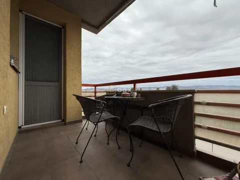 Nameštena terasa sa stolom i stolicama i pogledom na okolinu. - image 21