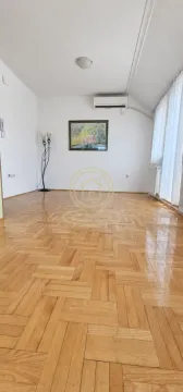 Prazna soba sa parketom na podu i klima uređajem na zidu. - image 17