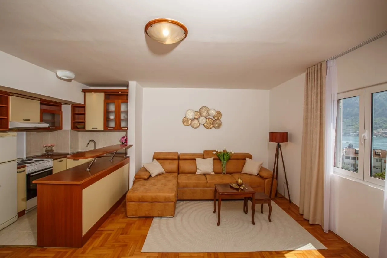 Rent, two bedroom apartment, 85m², Dobrota, Kotor