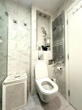 Moderno kupatilo sa belim mermernim pločicama i ugradnom šoljom. - image 13