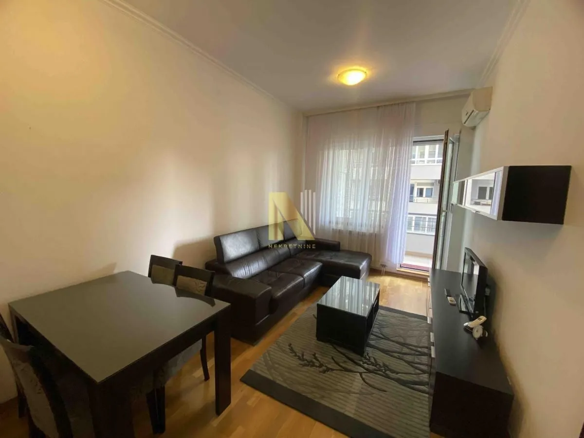 Izdavanje, dvosoban stan, 47m², Bulevar Oslobodjenja, Novi Sad Sve Podlokacije