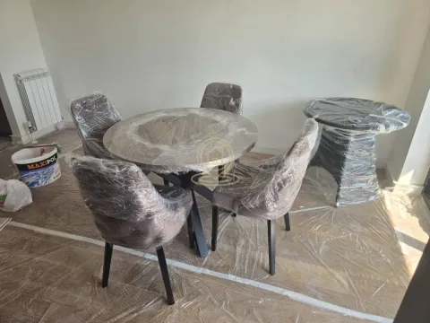 Trpezarijski sto sa stolicama prekrivenim zaštitnom folijom. - image 6