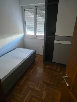 Manja spavaća soba sa krevetom i garderoberom. - image 10