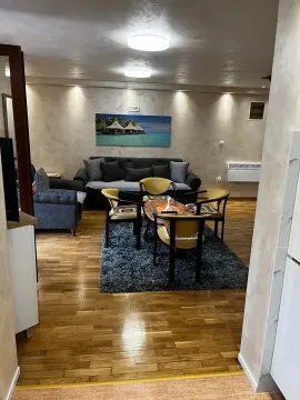 Dnevna soba sa garniturom, stolom i stolicama. - image 2