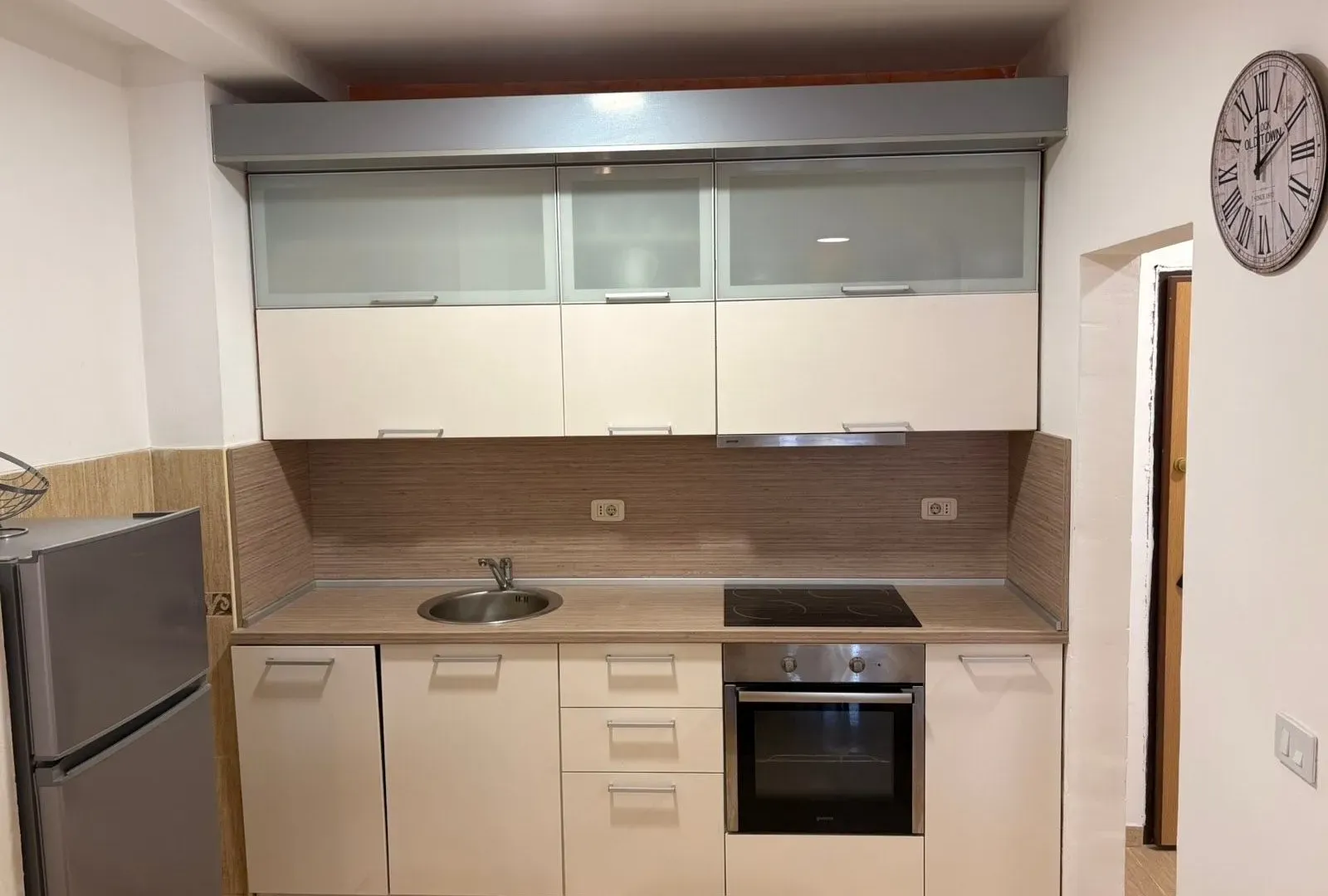 Izdavanje, jednosoban stan, 84m², Bonići, Tivat