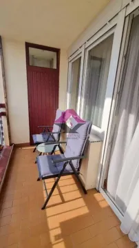 Manji namešten balkon sa stolicama i stočićem. - image 4