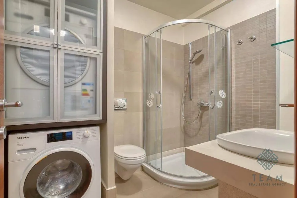 Izdavanje, dvosoban stan, 90m², Centar, Podgorica