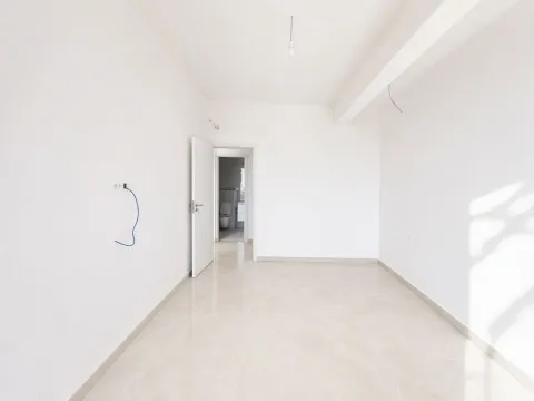 Prazna svijetla prostorija sa bijelim zidovima i pločicama na podu. - image 12