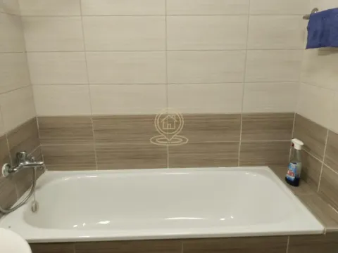 Pogled na belu kadu obloženu keramičkim pločicama u kupatilu. - image 13