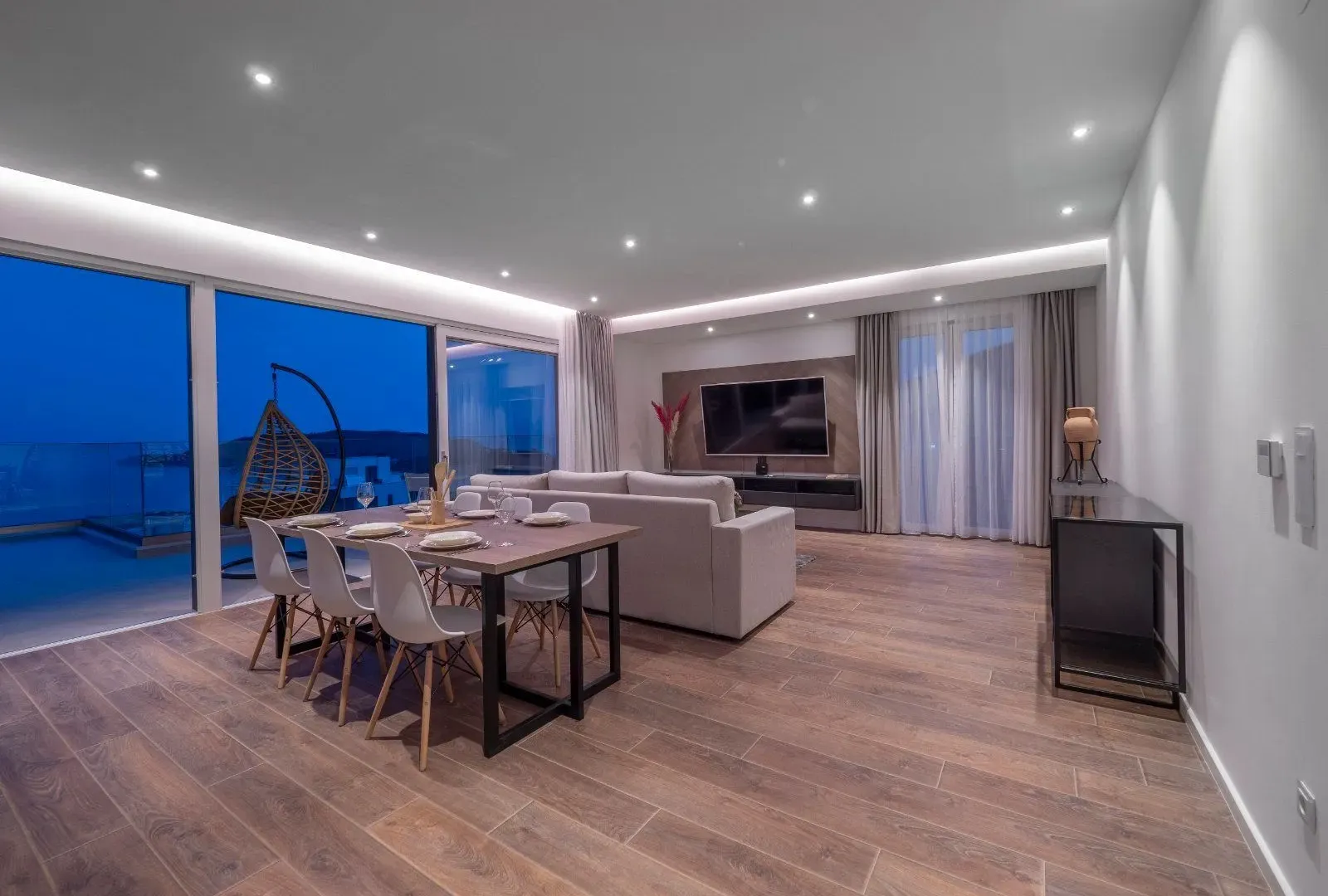 Sale, two bedroom apartment, 140m², Bečići, Budva