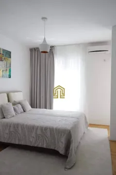 Uređena spavaća soba sa bračnim krevetom i prozorom prekrivenim zavjesama. - image 13