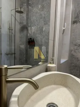 Moderno kupatilo sa umivaonikom i tuš kabinom. - image 18