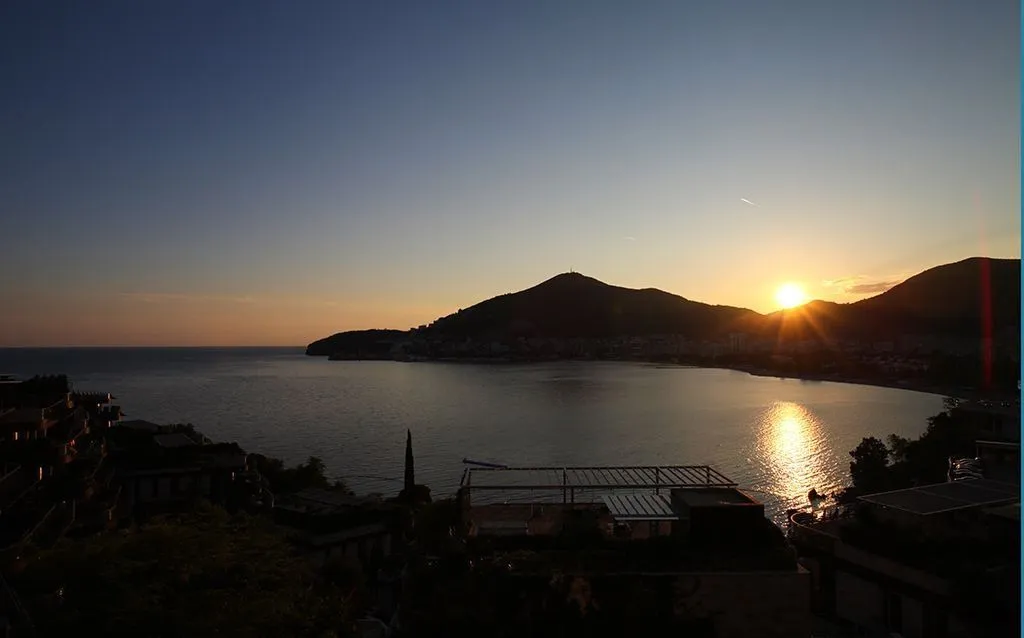 Izdavanje, trosoban stan, 198m², Budva, Crna Gora