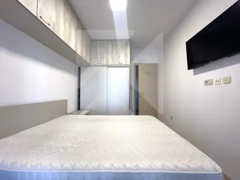 Namještena spavaća soba sa bračnim krevetom, ormarom i zidnim televizorom. - image 5