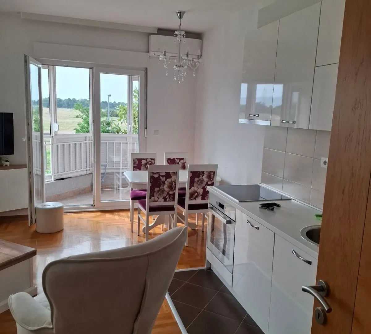 Izdavanje, jednosoban stan, 45m², Stari Aerodrom, Podgorica