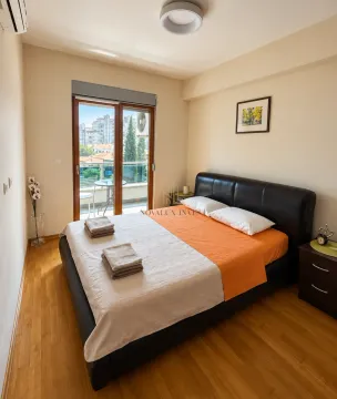 Furnished bedroom with a double bed and access to the terrace. - image 6