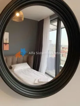 Pogled u spavaću sobu sa krevetom i balkonskim vratima kroz okruglo ogledalo. - image 12