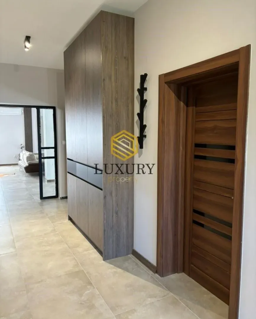 Izdavanje, trosoban stan, 180m², Tološi, Podgorica