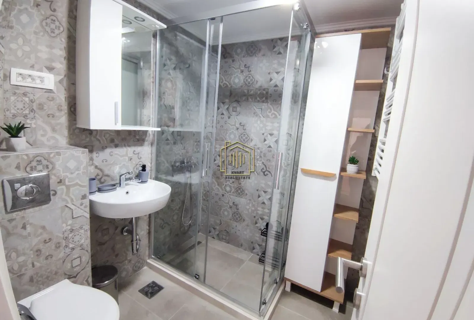 Izdavanje, dvosoban stan, 86m², Centar, Podgorica