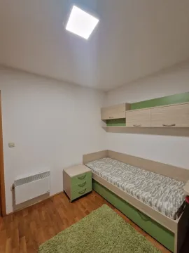 Jednostavna dječija soba sa krevetom, noćnim ormarićem i zelenim detaljima. - image 22