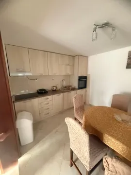 Kuhinja sa trpezarijom i elementima u svijetlim tonovima. - image 6