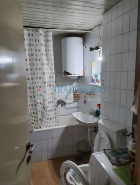 Manje kupatilo sa kadom, umivaonikom, toaletom i bojlerom. - image 2