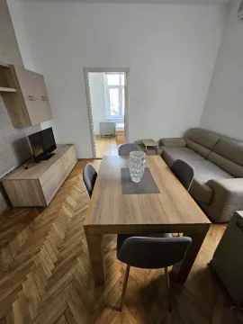Dnevni boravak sa trpezarijskim stolom, kaučem i TV komodom. - image 15
