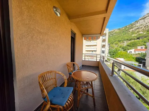 Natkriveni balkoni sa garniturom za sjedenje i pogledom na okolinu. - image 13