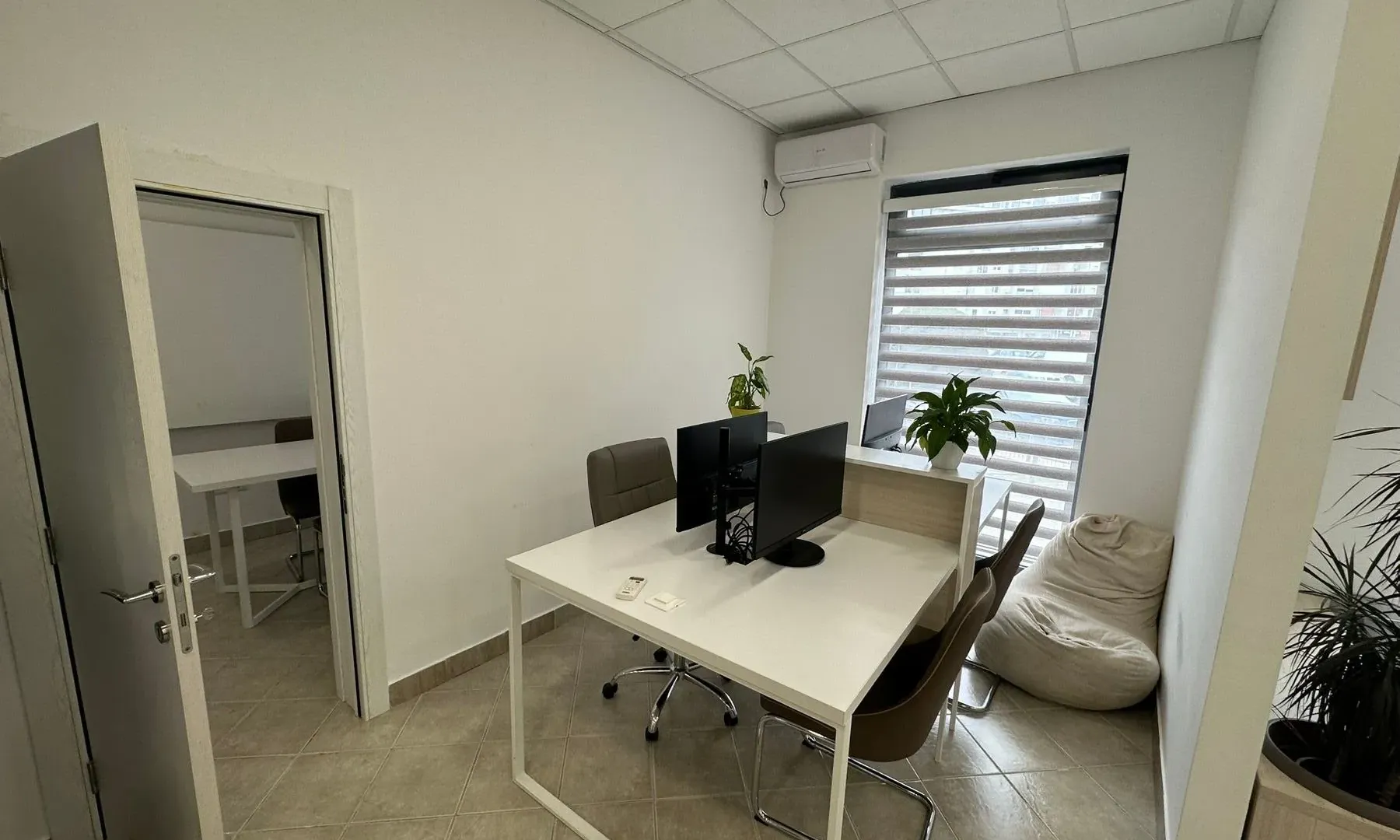 Rent, office space, 100m², Stari Aerodrom, Podgorica